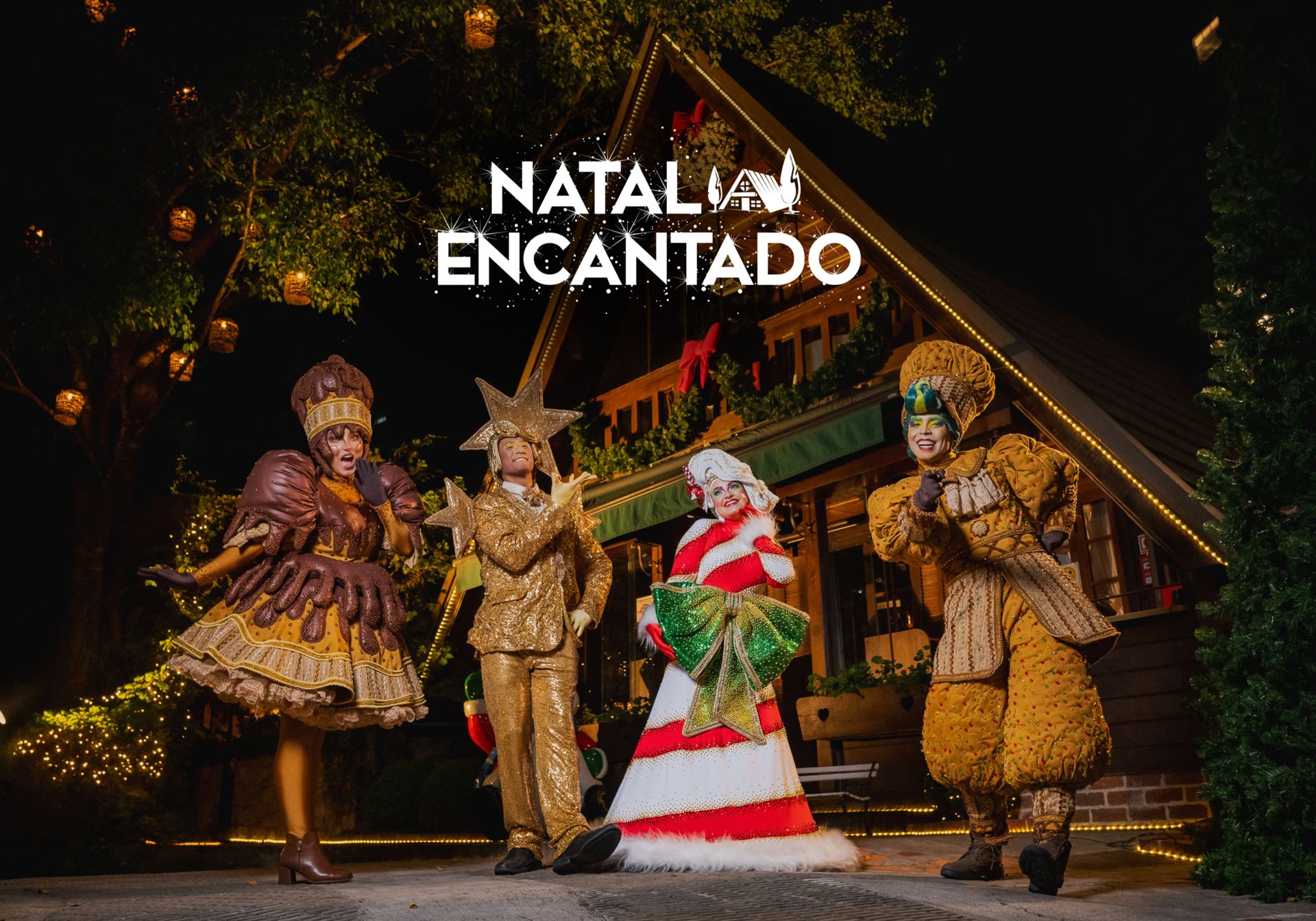 Natal Encantado — personagens do show em frente ao chalé iluminado do Chalezinho Morumbi