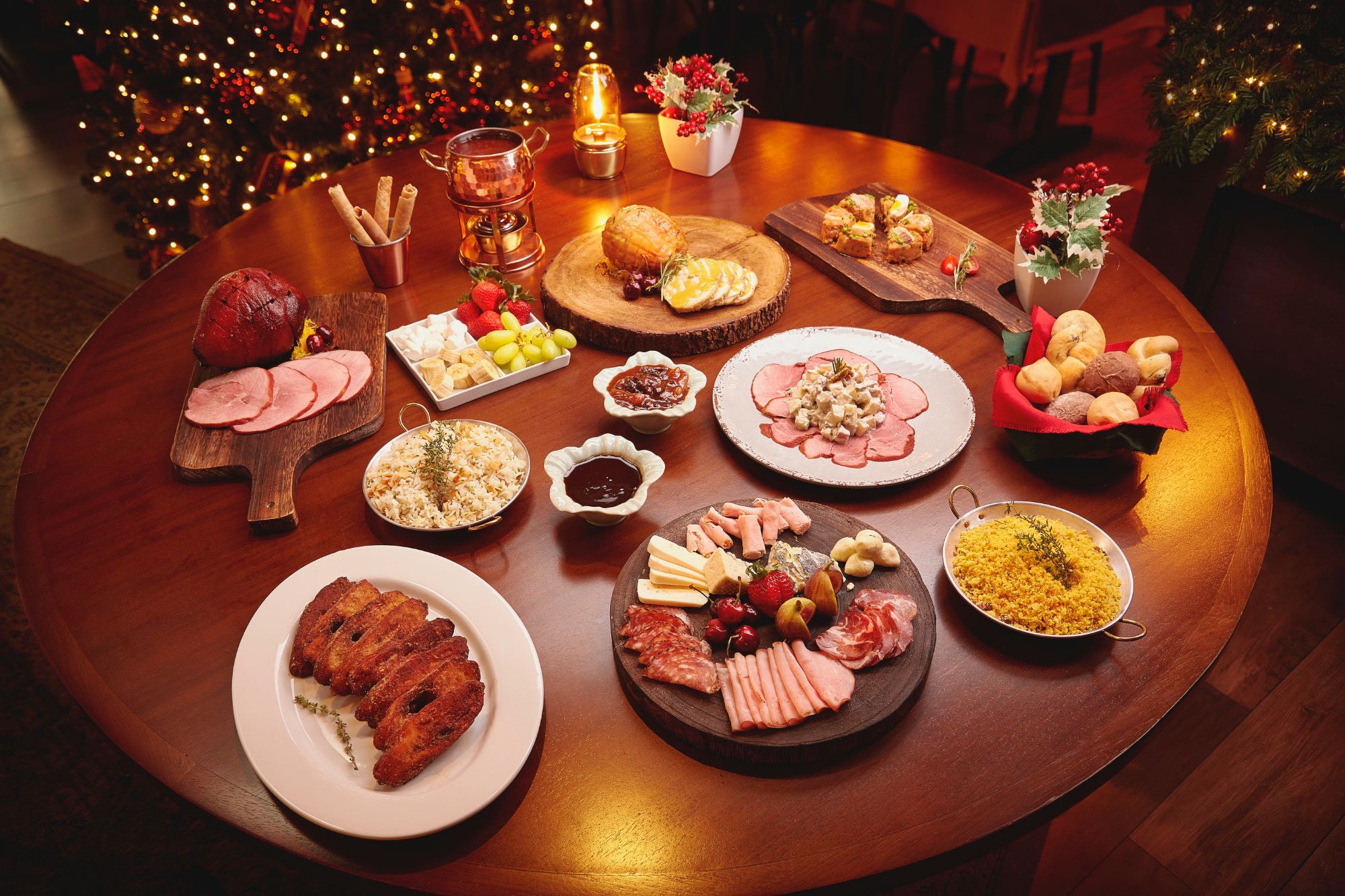 Mesa posta com os pratos da ceia de Natal