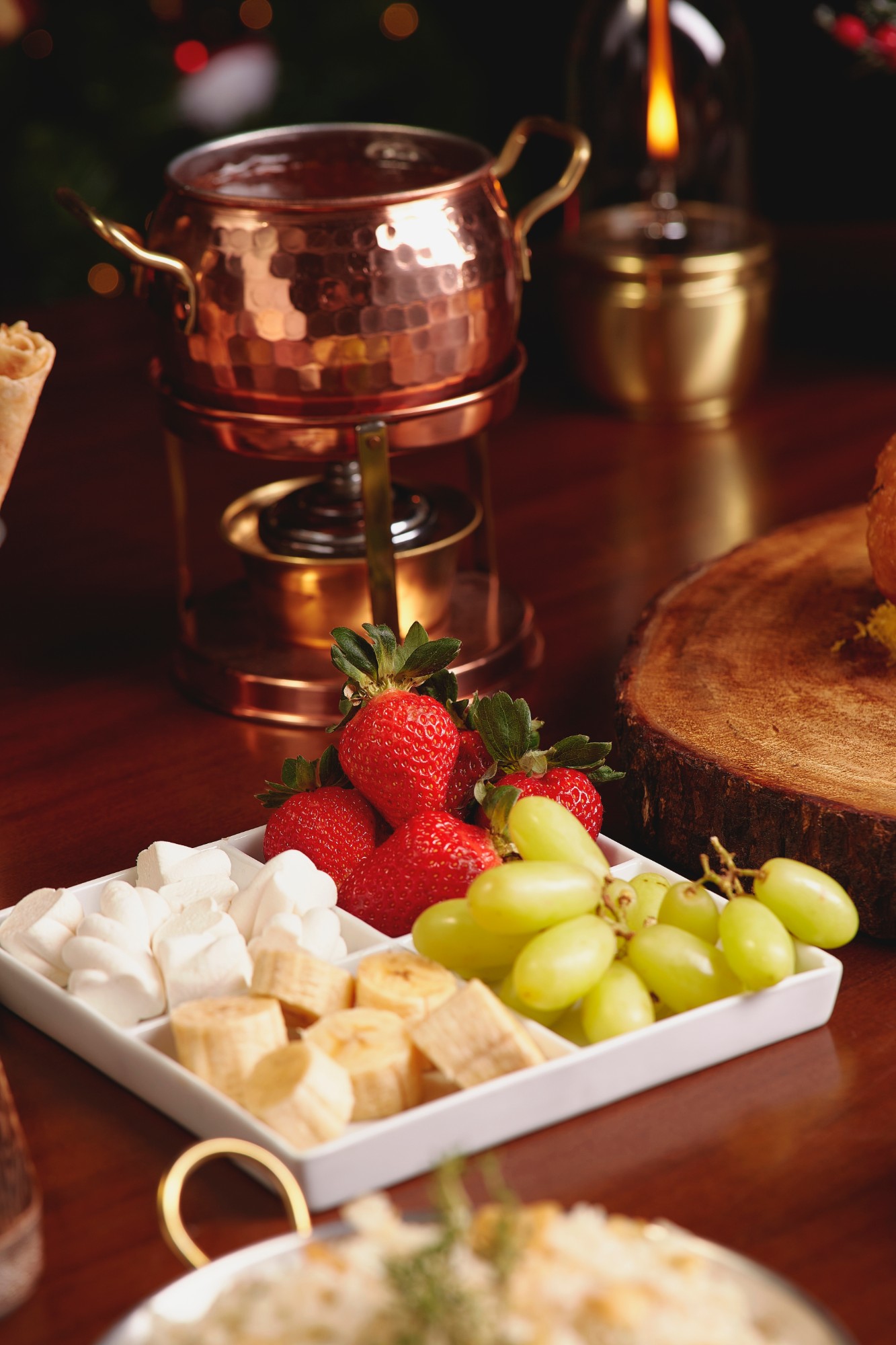 Fondue de chocolate com frutas à luz de velas