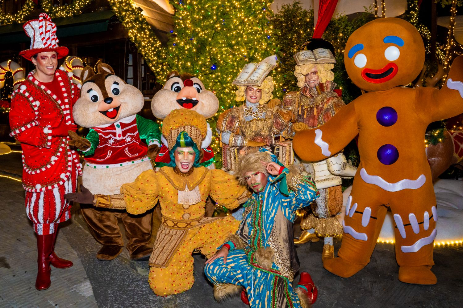 Personagens do Natal Encantado reunidos em frente à árvore iluminada do Chalezinho Morumbi